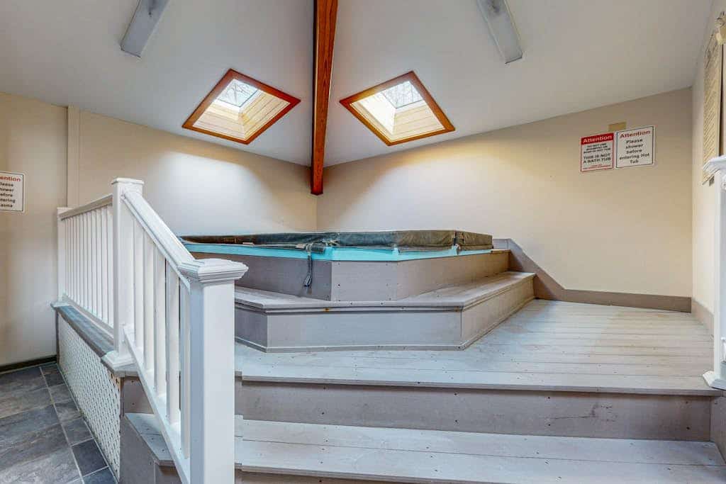 Mountain condo w/ views, hot tub, pool, sauna, gym, shuttle, w/d