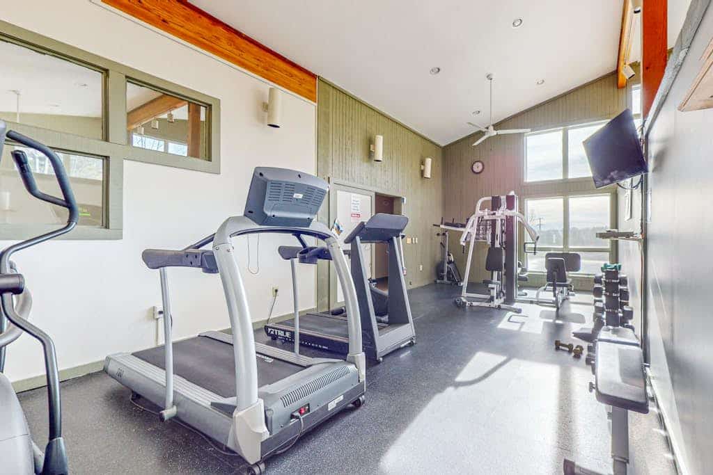 Mountain condo w/ views, hot tub, pool, sauna, gym, shuttle, w/d