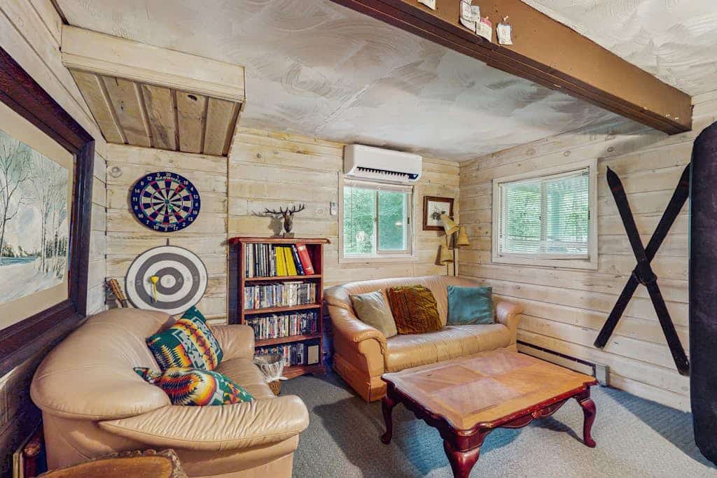 Cozy house near Mt Snow w/ large deck and bbq, TV, wifi, kitchen, dvd player