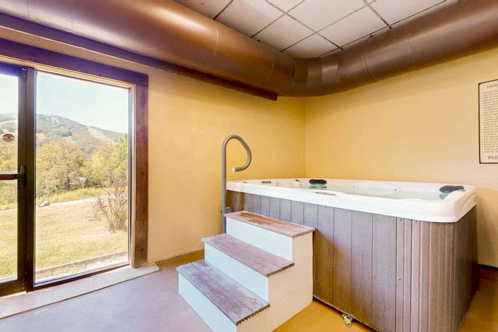 Cozy condo w/ mountain view, fireplace, balcony, shared pool, sauna, & hot tub