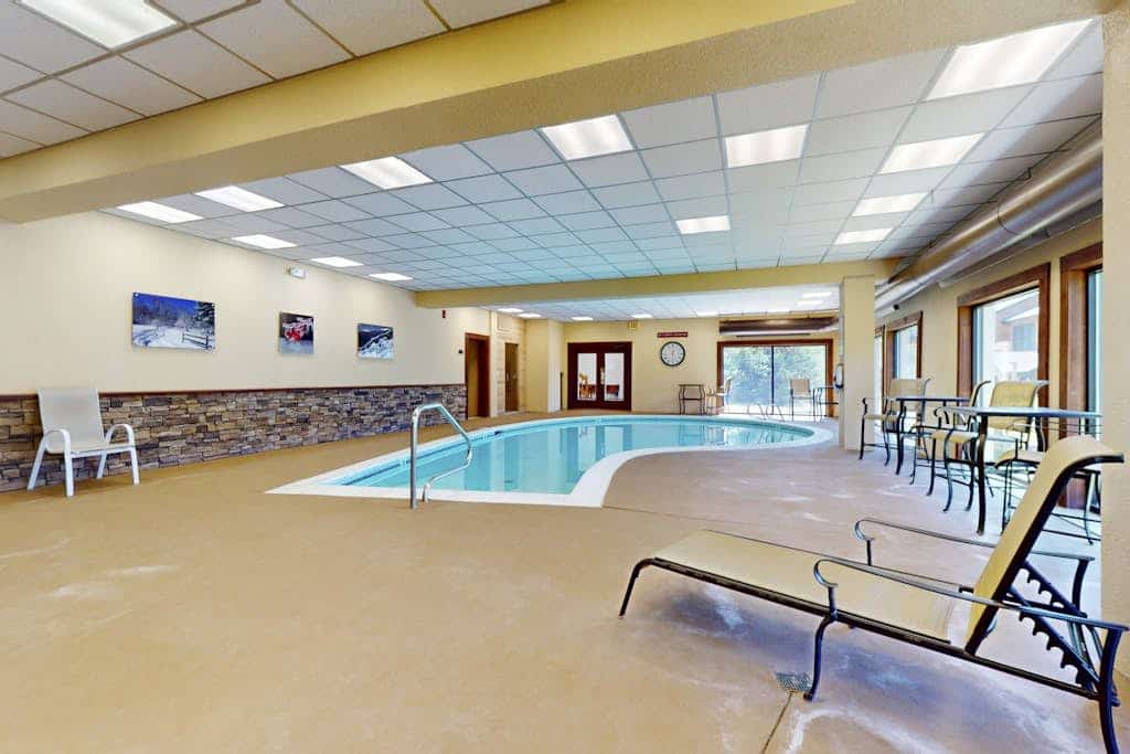 Cozy condo w/ mountain view, fireplace, balcony, shared pool, sauna, & hot tub