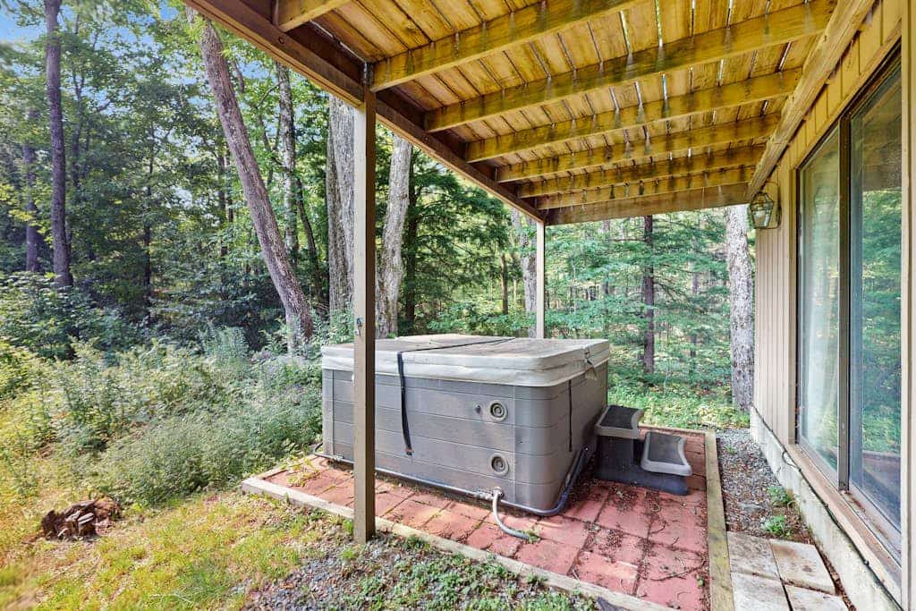 Cozy lower unit duplex, close to Mt Snow w/ hot tub, fireplace, kitchen, w/d