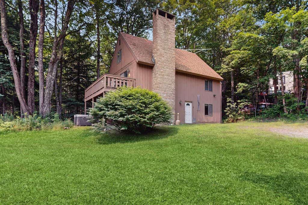 Cozy lower unit duplex, close to Mt Snow w/ hot tub, fireplace, kitchen, w/d