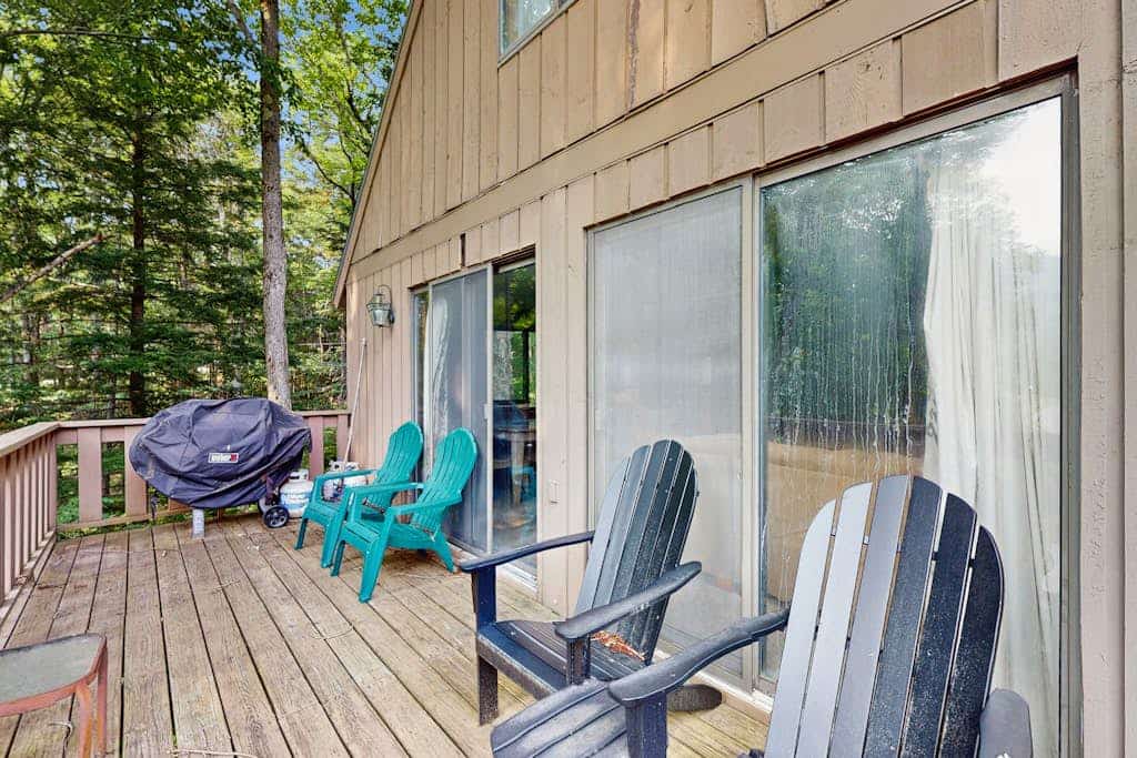 Cozy house close to Mt Snow w/ hot tub, balcony, bbq, two kitchens, w/d, wifi
