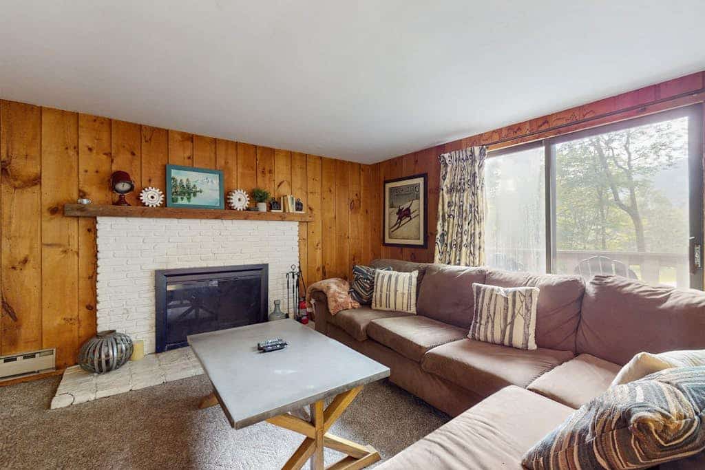 Cozy upper unit duplex, close to Mt Snow w/ balcony, bbq, fireplace, kitchen