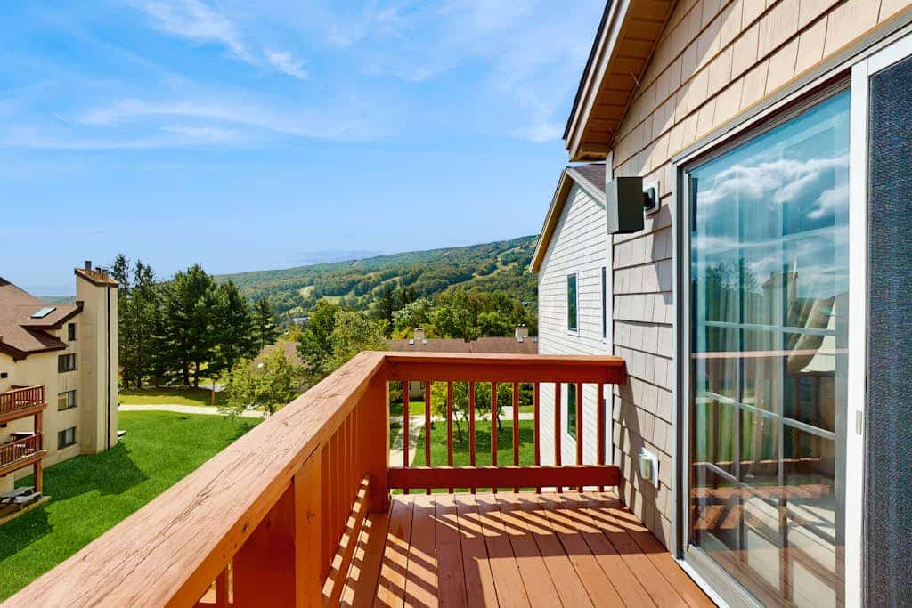 Mountain view condo w/ fireplace, shared hot tub, pool, sauna, tennis & shuttle