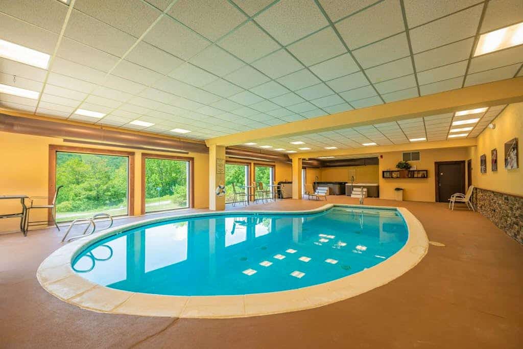 Mountain view condo w/ fireplace, shared hot tub, pool, sauna, tennis & shuttle