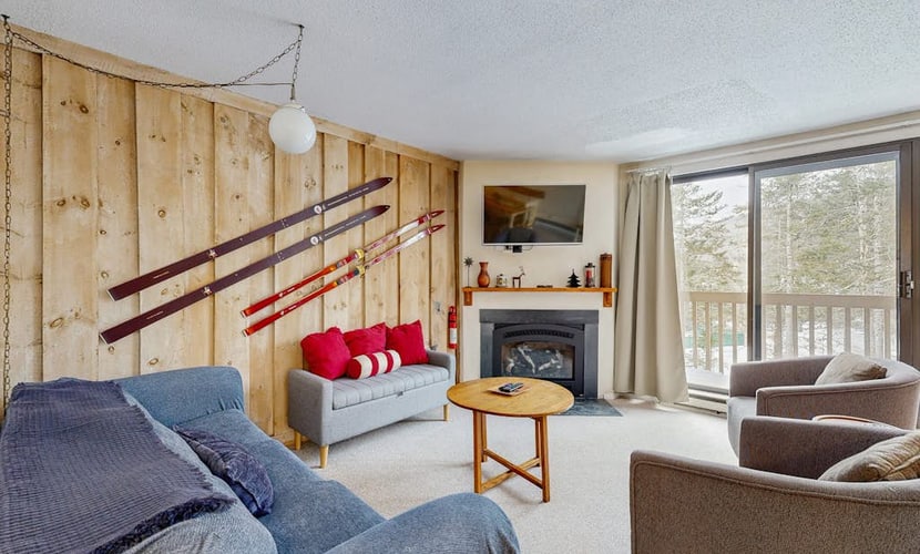Mountain townhome: seasonal pool, ski shuttle & walk to town