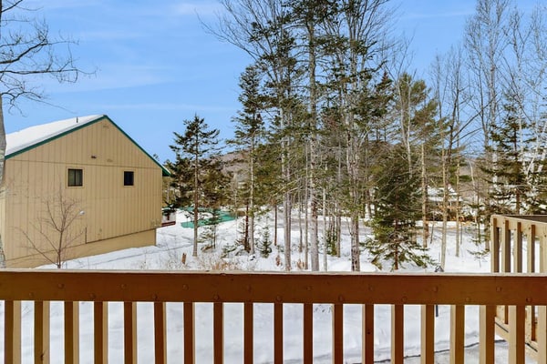 Mountain townhome: seasonal pool, ski shuttle & walk to town