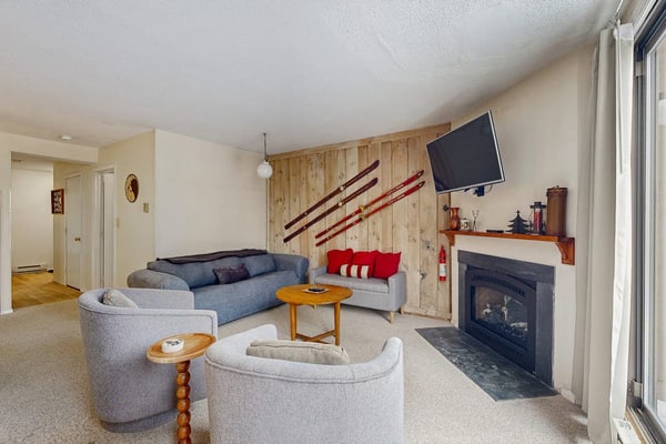 Mountain townhome: seasonal pool, ski shuttle & walk to town