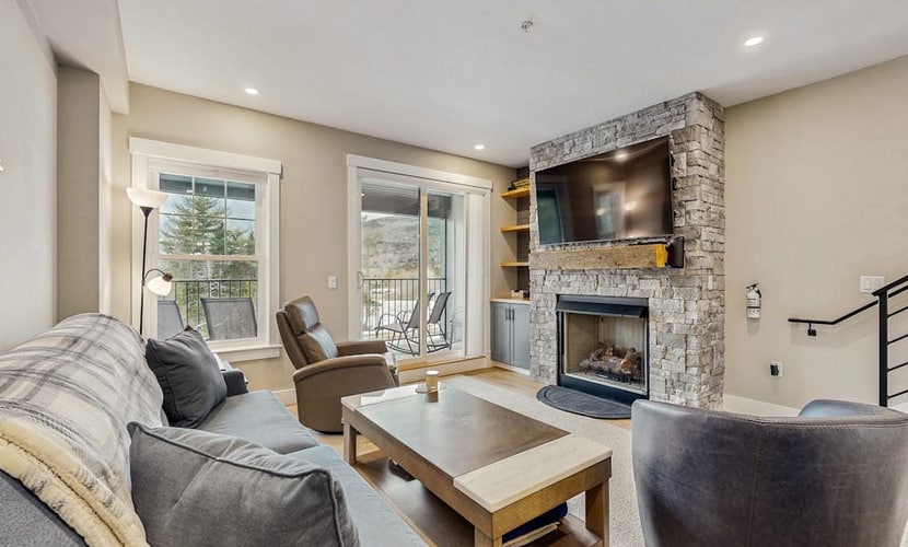 Newly built townhouse w/ amazing view of town center: hiking, golfing & skiing