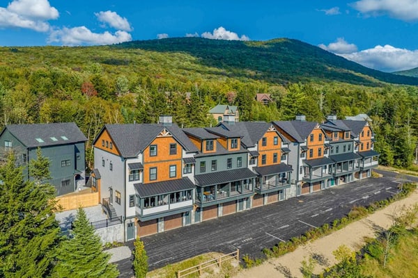 Newly built townhouse w/ amazing view of town center: hiking, golfing & skiing