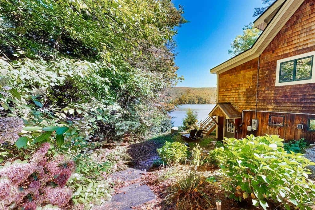 Lakeside Elegance - For a wonderful lakeside fishing getaway