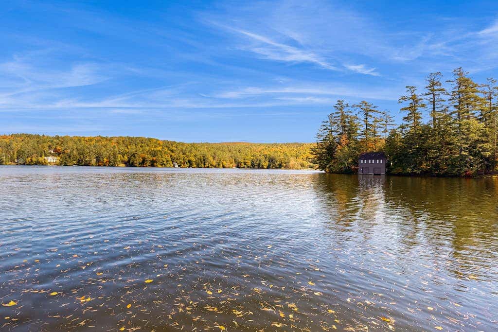 Lakeside Elegance - For a wonderful lakeside fishing getaway