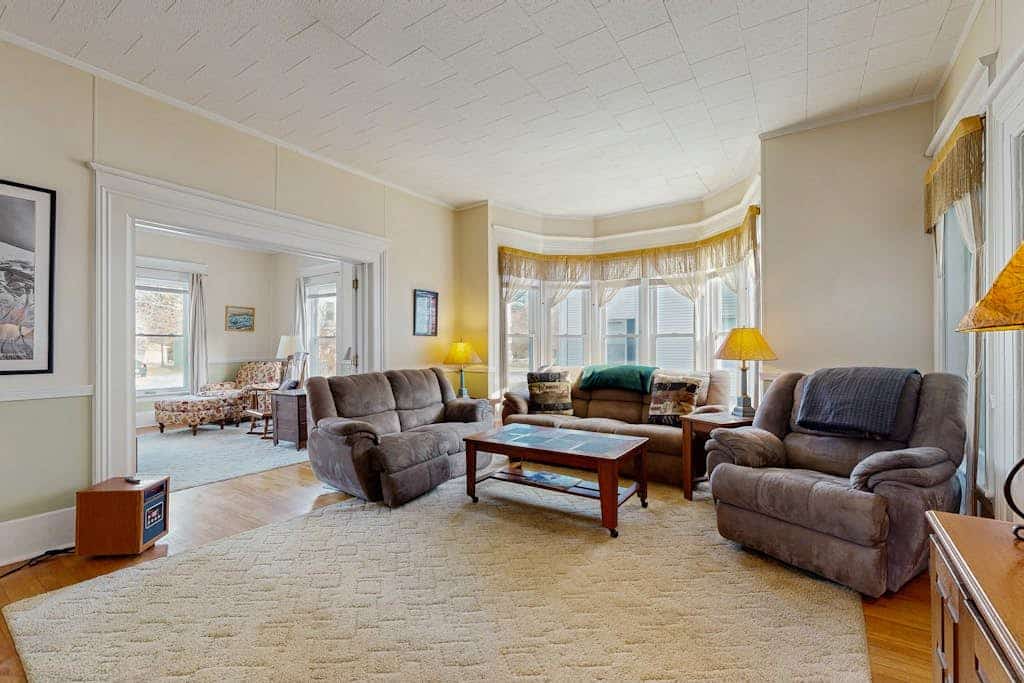 Charming home close to skiing & golf, wifi, piano, w/d, soaker tub