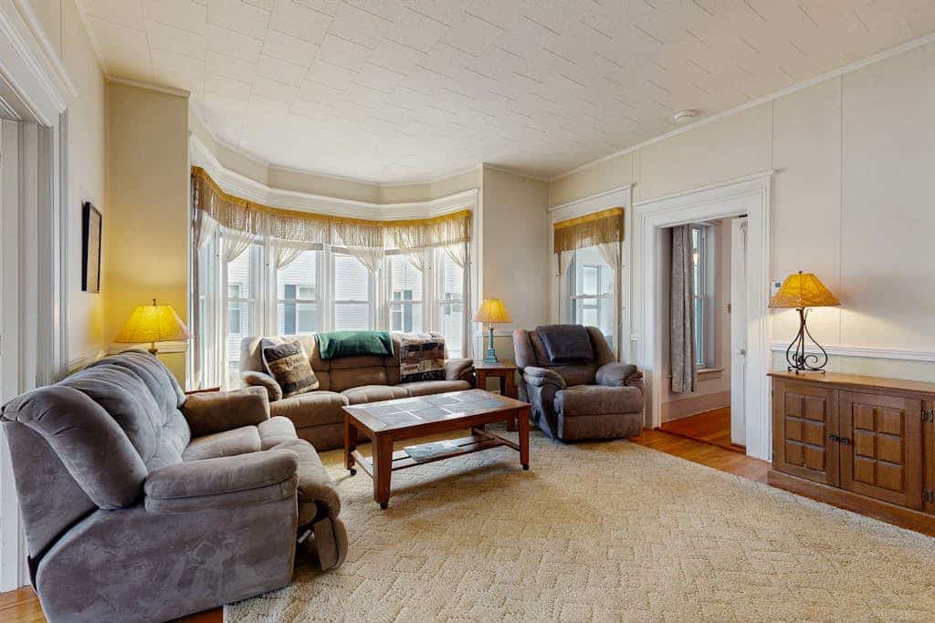 Charming home close to skiing & golf, wifi, piano, w/d, soaker tub