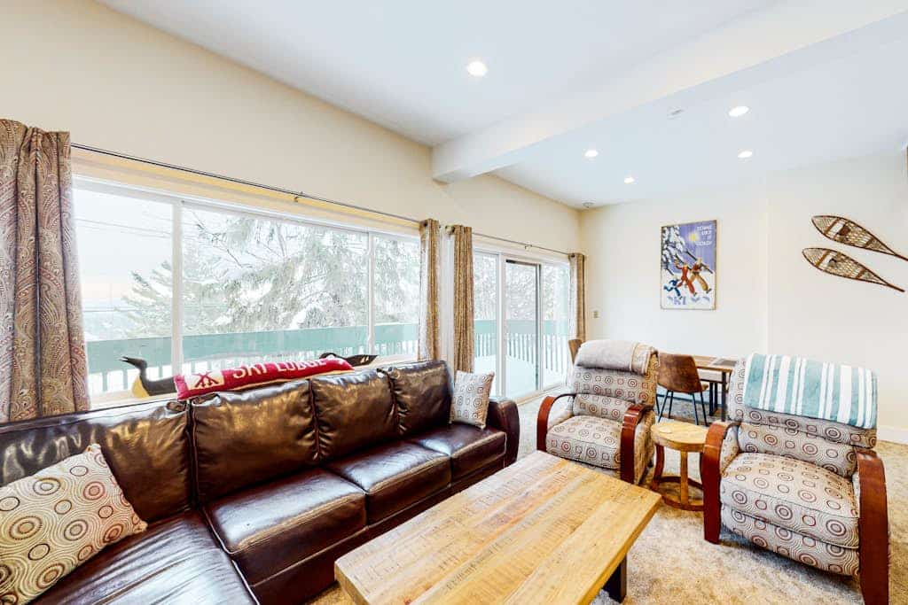 Mountain-view condo near Sachem Trail with pool - walk to lifts
