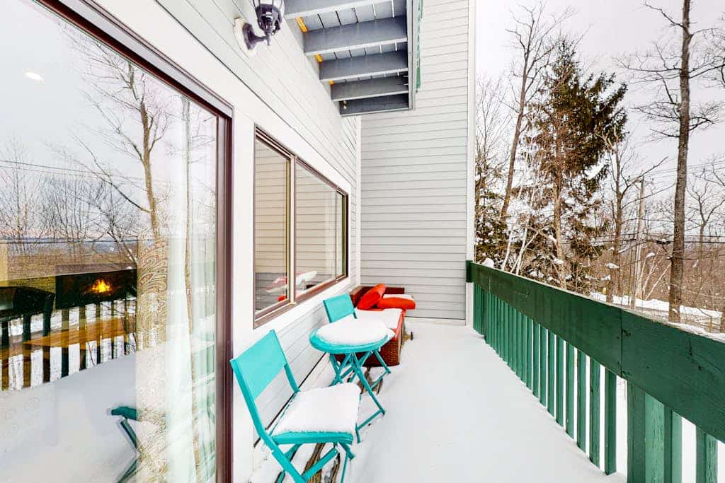 Mountain-view condo near Sachem Trail with pool - walk to lifts