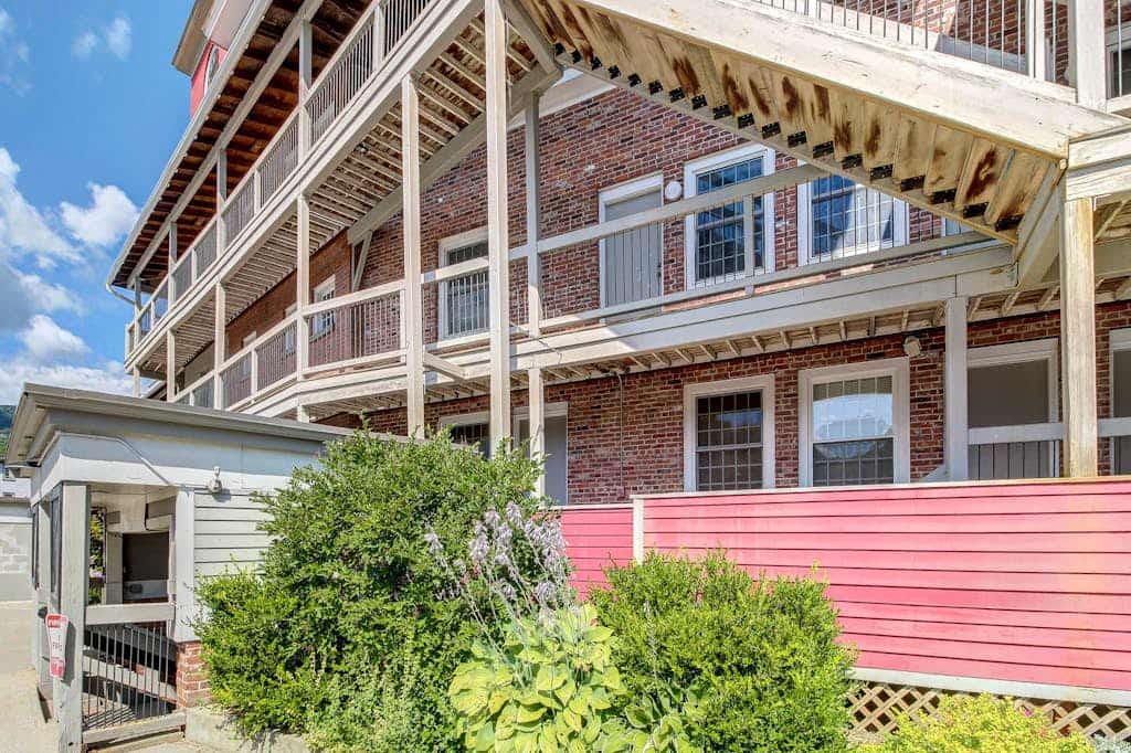 Dog-friendly & riverfront condo one mile from Okemo with wood fireplace