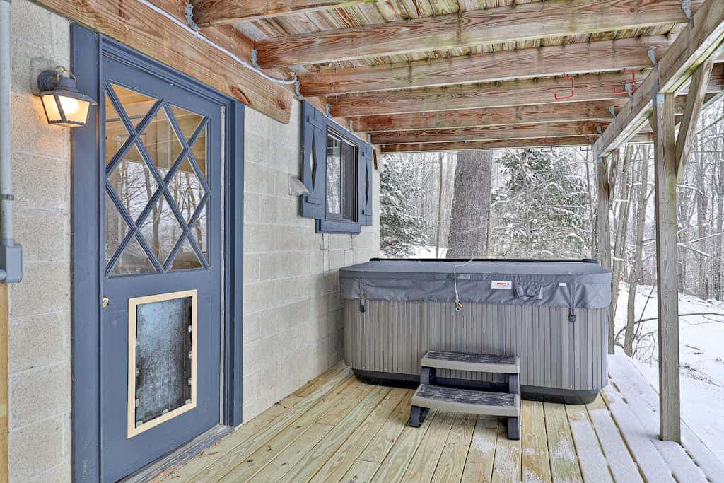Classic ski home with hot tub, washer/dryer, mountain views, & cable