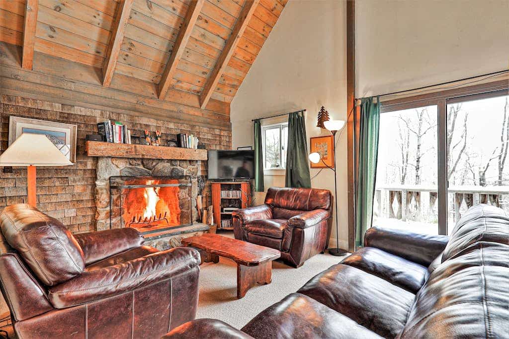 Classic ski home with hot tub, washer/dryer, mountain views, & cable