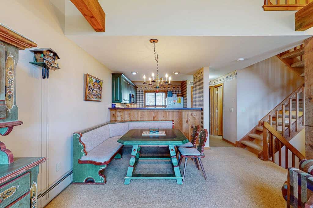 Three-level ski-in/out condo with sauna, washer/dryer & mountain view