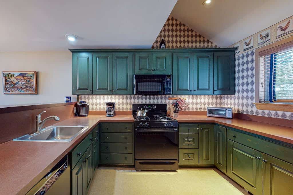 Three-level ski-in/out condo with sauna, washer/dryer & mountain view