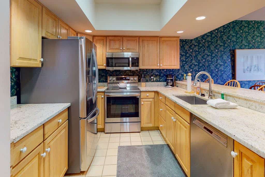 Ski-in/out condo with a fireplace, hot tub, gym, pool, washer/dryer & cable