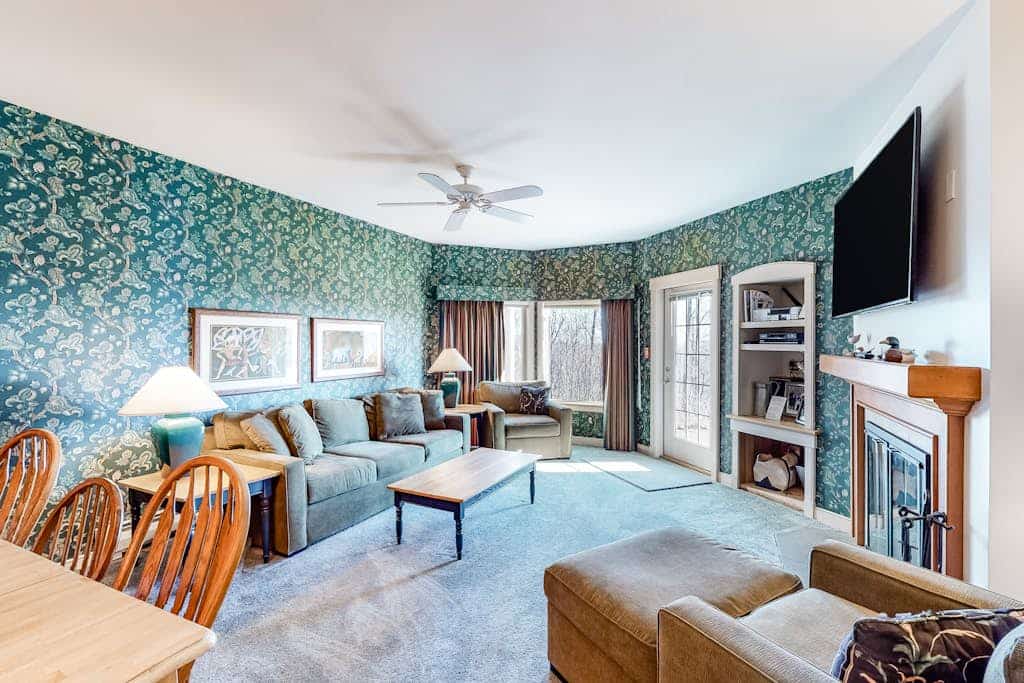 Ski-in/out condo with a fireplace, hot tub, gym, pool, washer/dryer & cable
