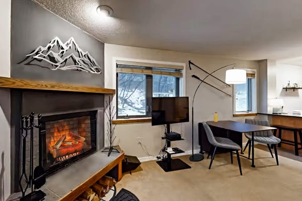 Ground Floor ski-in/out condo, full kitchen & high-speed WiFi