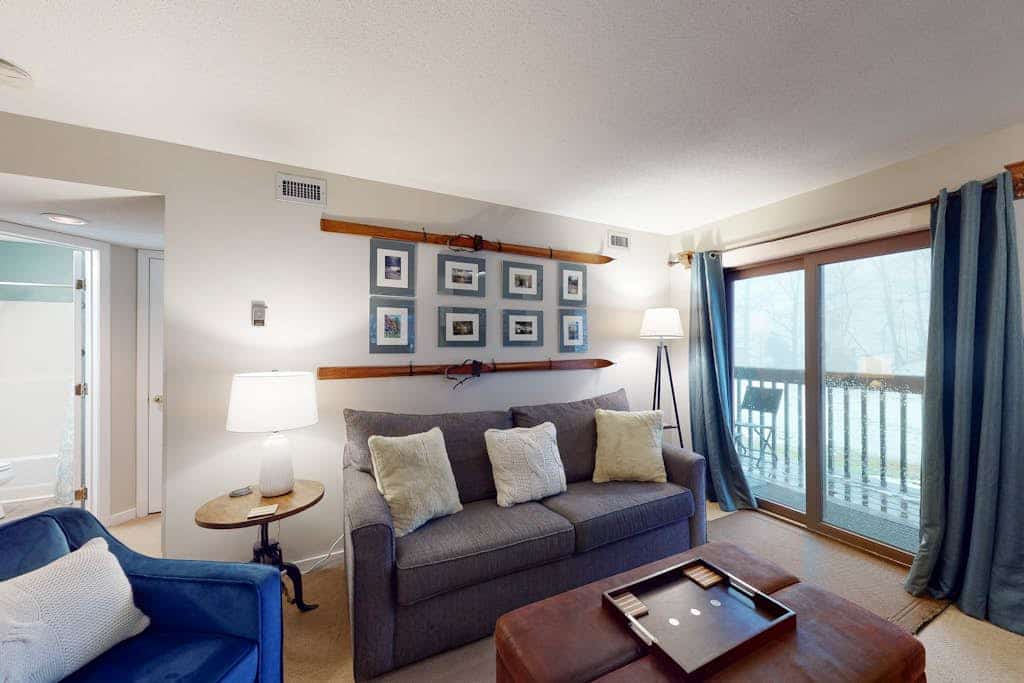 Ground Floor ski-in/out condo, full kitchen & high-speed WiFi