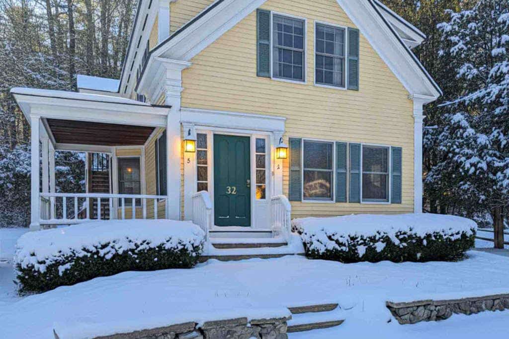 2nd-floor downtown Ludlow studio condo with kitchenette, streaming