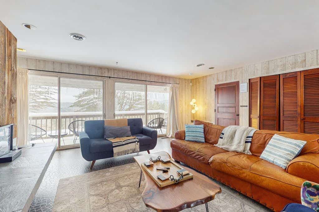 Cozy house w/ mtn views, sauna, fire pit, BBQ, fireplace, w/d, deck, wifi, EV