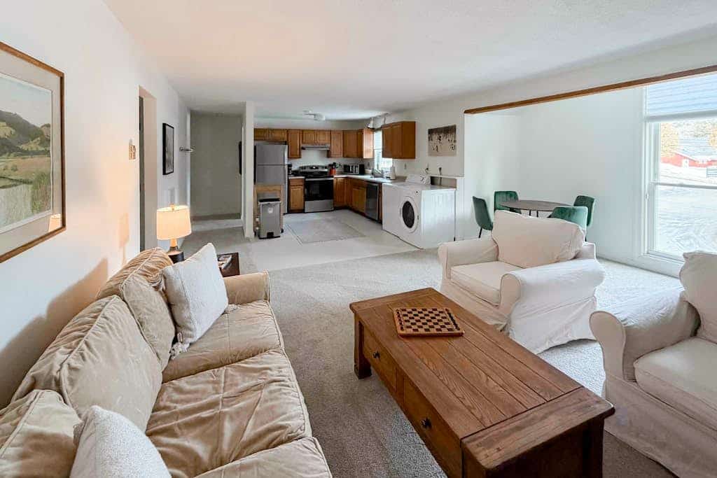 Skiers apartment, walk to lifts at Sundance Resort, mountain views, shuttle, w/d