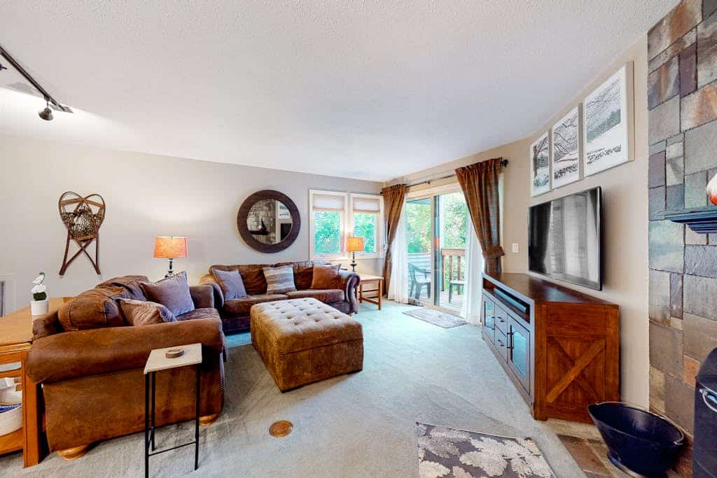 Lovely mountain condo with pool, fireplace & cable- near skiing