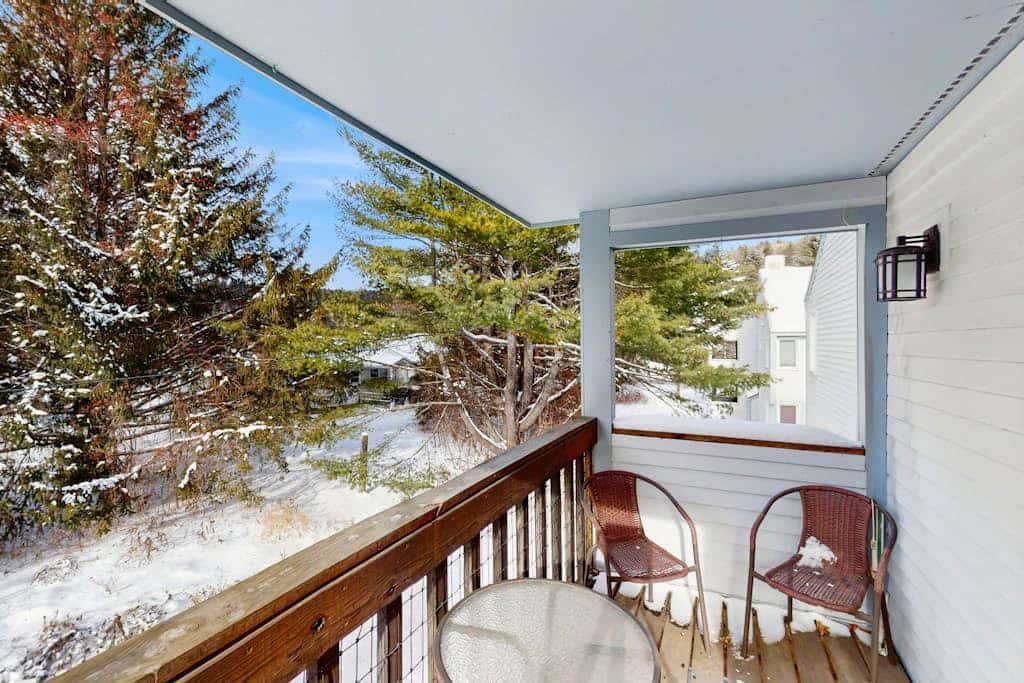 Welcoming condo with fireplace, seasonal pool, AC, washer/dryer, & wifi