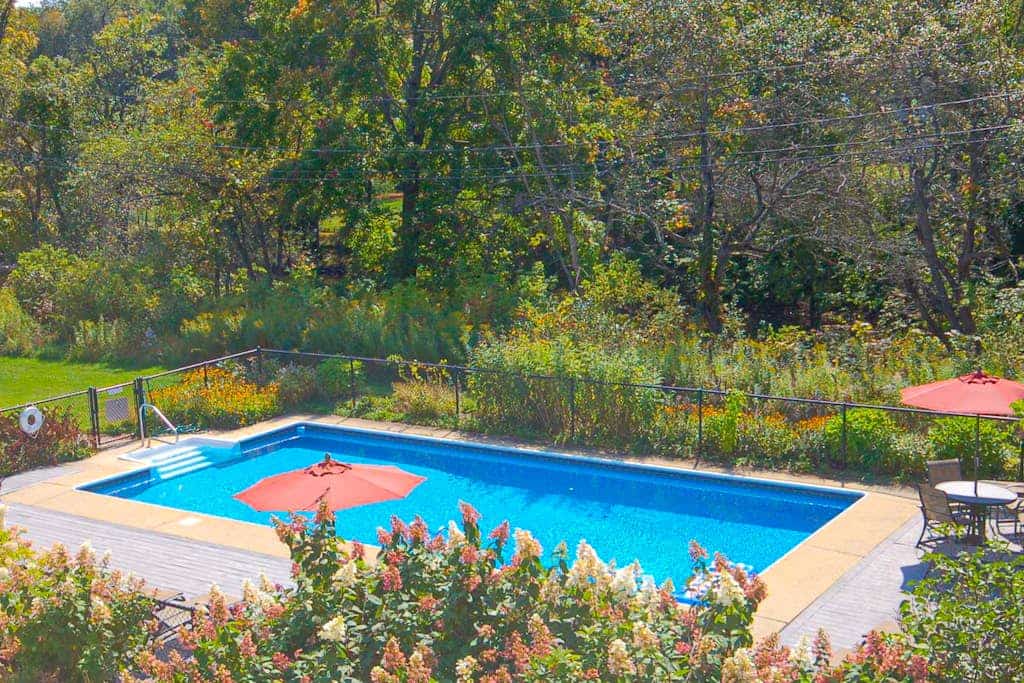 Welcoming condo with fireplace, seasonal pool, AC, washer/dryer, & wifi