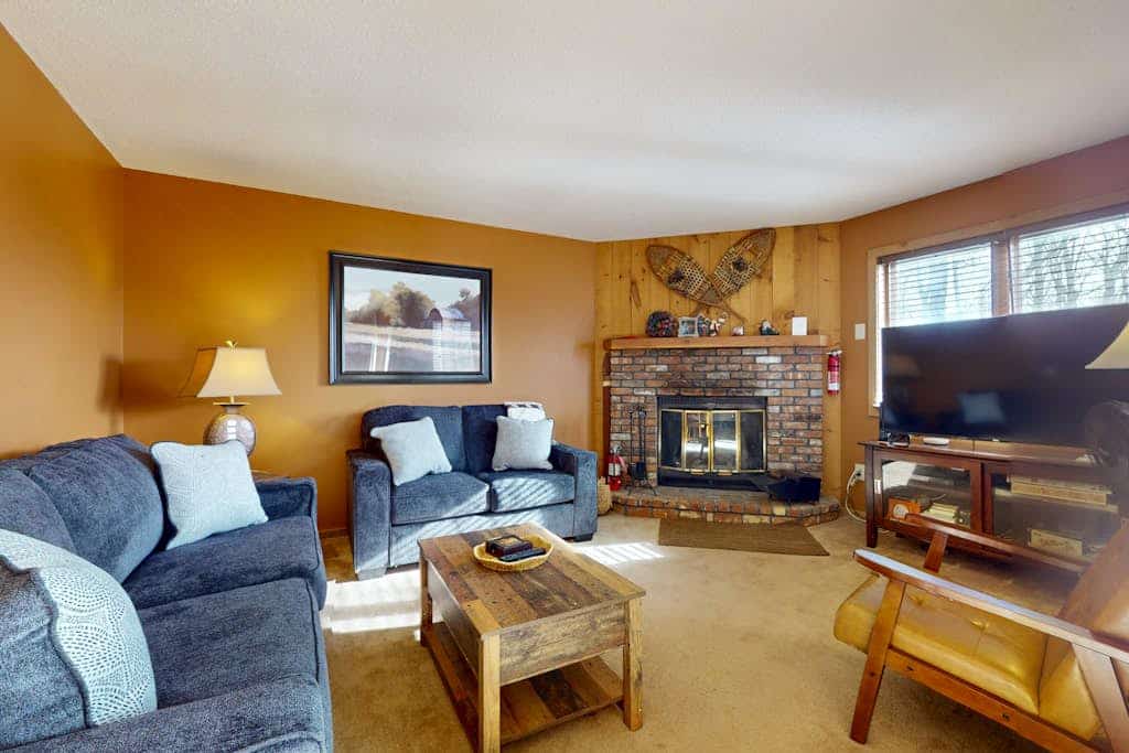 Ski-in/out Condo on Bull Run Trail with fireplace, & full kitchen