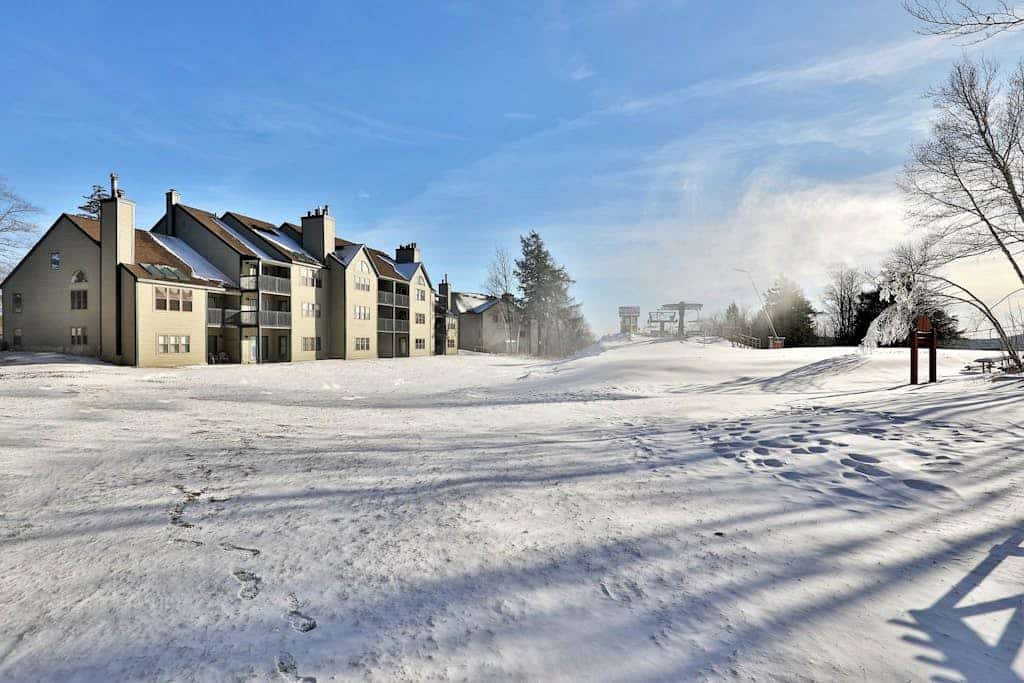 Ski-in/out condo with fireplace, hot tubs. pool, tennis & washer/dryer