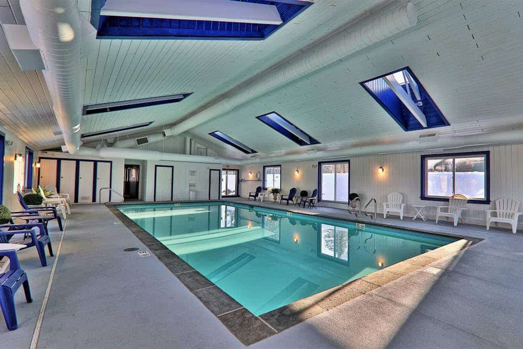 Ski-in/out condo with fireplace, hot tubs. pool, tennis & washer/dryer