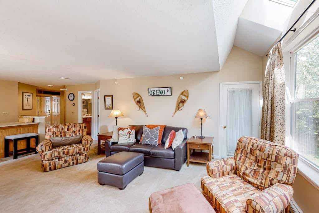 Condo near ski trail with fireplace, hot tub, pool, tennis & washer/dryer