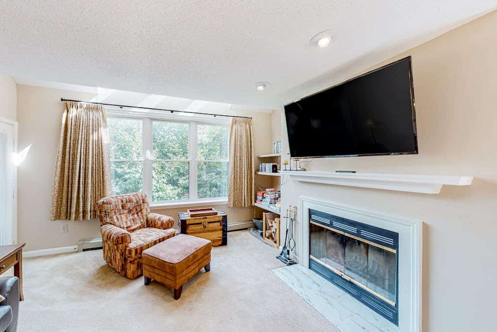Condo near ski trail with fireplace, hot tub, pool, tennis & washer/dryer