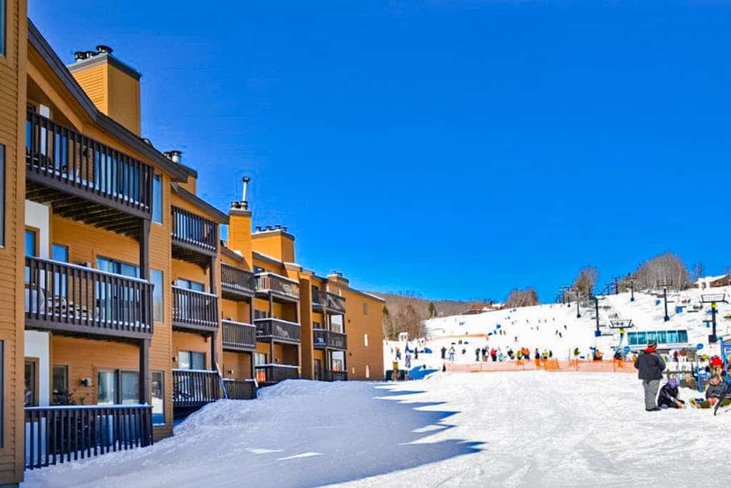 Ski-in/out mountainside condo with balcony, washer/dryer & high-speed WiFi