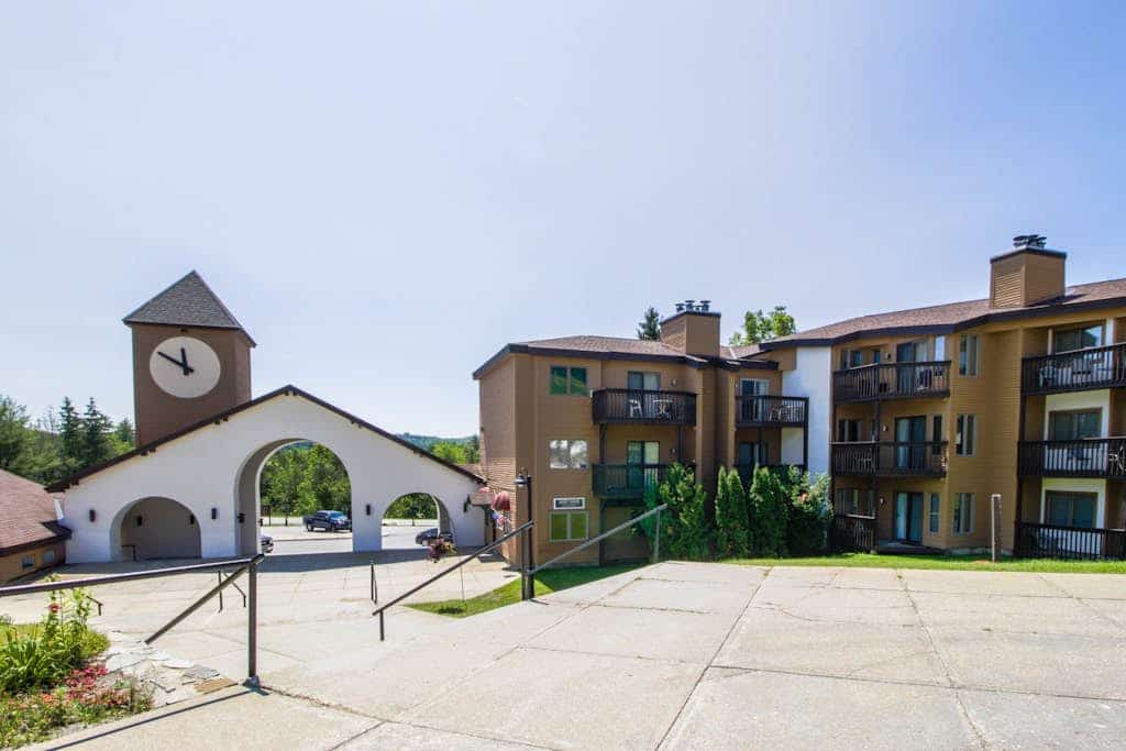 Ski-in/out mountainside condo with balcony, washer/dryer & high-speed WiFi