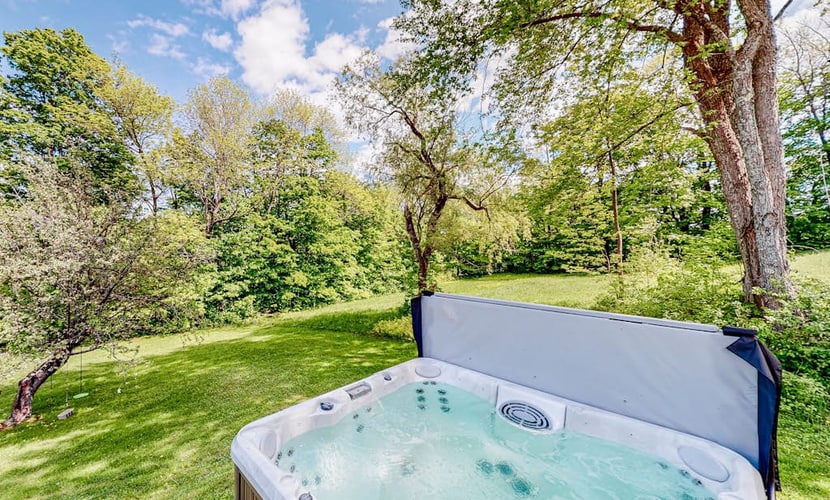 Secluded escape on rolling acreage with hot tub, deck, gas grill, & fast WiFi
