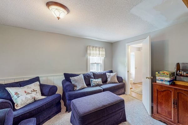 Secluded escape on rolling acreage with hot tub, deck, gas grill, & fast WiFi