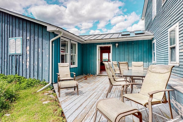 Secluded escape on rolling acreage with hot tub, deck, gas grill, & fast WiFi