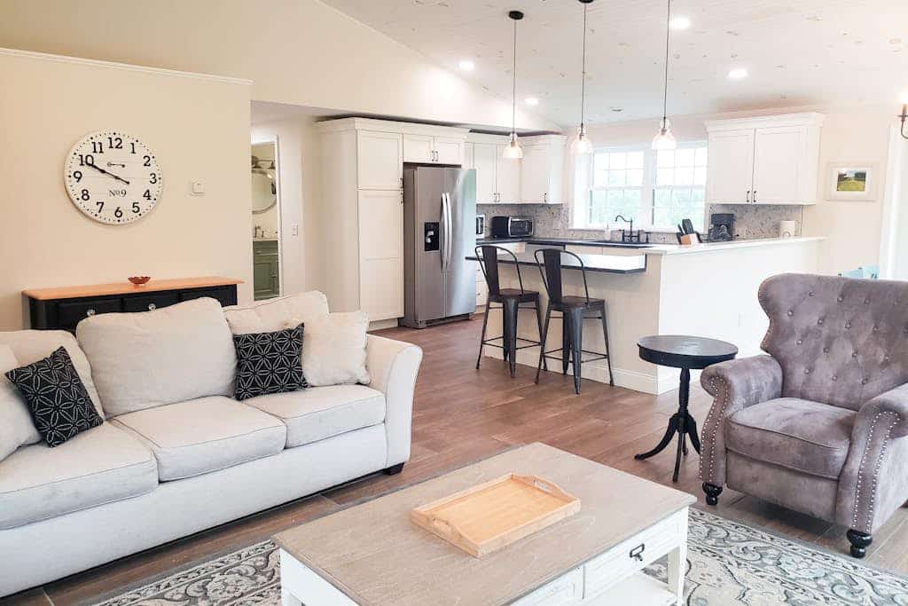 Mountainview home on a large lot with electric fireplace- near skiing