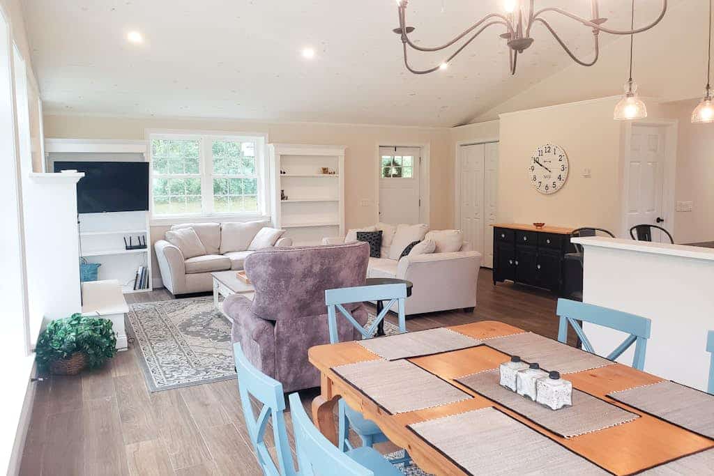Mountainview home on a large lot with electric fireplace- near skiing