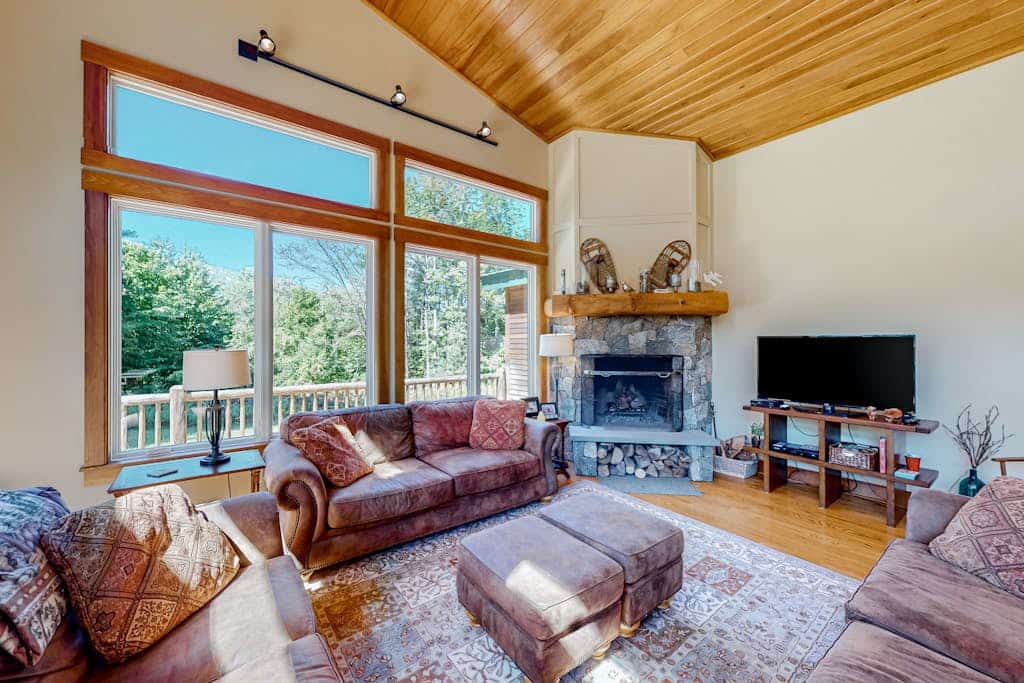 Fantastic home near the slopes and town with fast WiFi, deck, fireplace & more